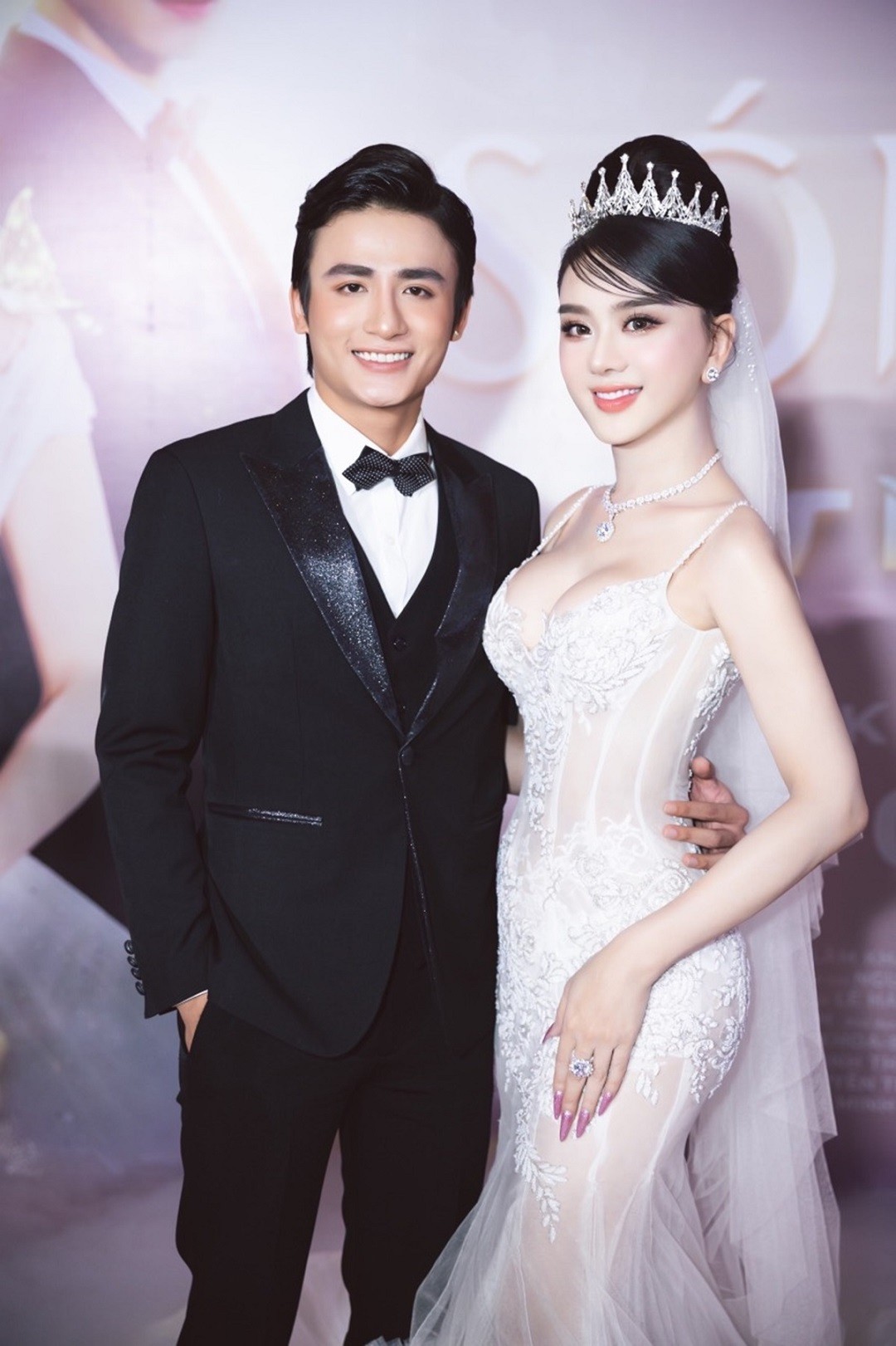 Lâm Khánh Chi xinh đẹp ra mắt phim 'Sóng gió tình ta' Lâm Khánh Chi xinh đẹp ra mắt phim 'Sóng gió tình ta'