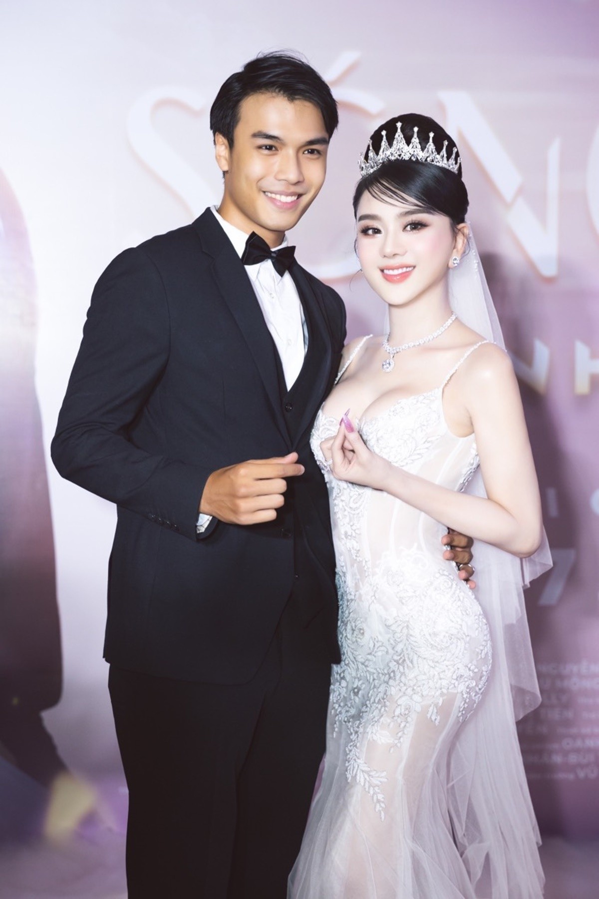 Lâm Khánh Chi xinh đẹp ra mắt phim 'Sóng gió tình ta' Lâm Khánh Chi xinh đẹp ra mắt phim 'Sóng gió tình ta'