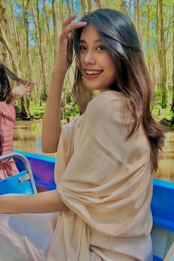 Người đẹp được đặt biệt danh 'bản sao Thanh Hằng' vì gương mặt giống siêu mẫu. Trải qua tuổi thơ cơ cực vì gia cảnh khó khăn, Thạch Thu Thảo ngày bé phải đi bộ nhiều cây số đến trường và sau này có ý định nghỉ học, kiếm tiền phụ giúp gia đình. Nhưng với sự động viên của bố mẹ, cô hoàn thành phổ thông và thi vào ngôi trường mình yêu thích.