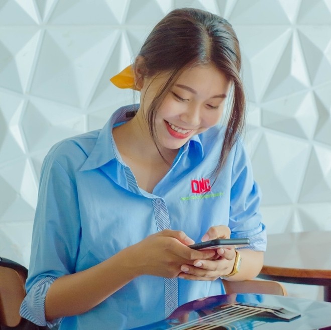 Thạch Thu Thảo mộc mạc với áo đồng phục của sinh viên. Cô tích cực tham gia nhiều hoạt động đoàn thể.