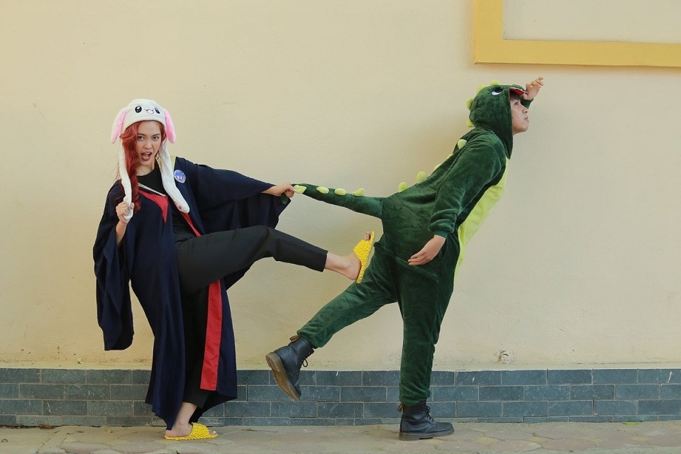 Nông Thúy Hằng đi dép, đội mũ hình thỏ, tạo dáng nghịch ngợm cùng bạn thân trong buổi lễ chụp ảnh kỷ yếu đại học đầu năm 2021. Thời còn học ở Đại học Kinh tế Quốc dân, cô tích cực tham gia hoạt động đoàn thể, sáng lập một câu lạc bộ sinh viên. Trước đó, người đẹp có 12 năm học tập tốt, giành nhiều giải thưởng và được tuyển thẳng vào đại học nhờ giải học sinh giỏi quốc gia.