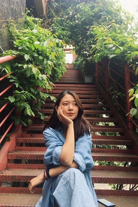 Trên mạng xã hội, Hoa Đan thể hiện đời sống sôi nổi, giàu năng lượng tích cực. Cô thích để mặt mộc hoặc trang điểm nhẹ trong các bức ảnh đời thường. Đôi lúc, cô đăng vài tấm hình tự 'dìm hàng' bản thân. Cô có thiên hướng sống gần thiên nhiên, thích đi phượt bằng xe máy.