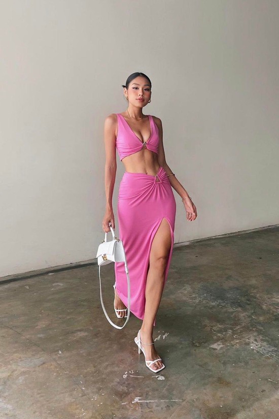 Áo crop top là trang phục gắn liền với phong cách thời trang dạo phố của Thảo Nhi. Cô luôn cập nhật xu hướng mới để phong cách cá nhân có sự mới mẻ, thu hút hơn.