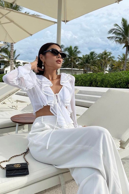 Túi mini Chanel, kính mắt đúng trend, hoa tai ngọc trai là những phụ kiện được á hậu Việt kiều phối cùng bộ trang phục tôn vẻ đẹp sexy.