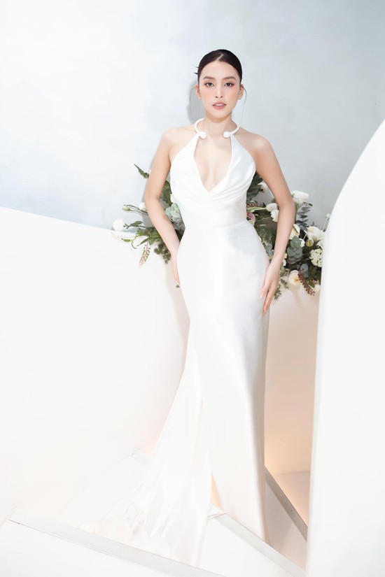 Sau thời gian lăng xê các mẫu váy tạo khối kỳ công, màu đa sắc hợp xu hướng, Tiểu Vy làm đa dạng style thảm đỏ bằng thiết kế tối giản, gam trắng.