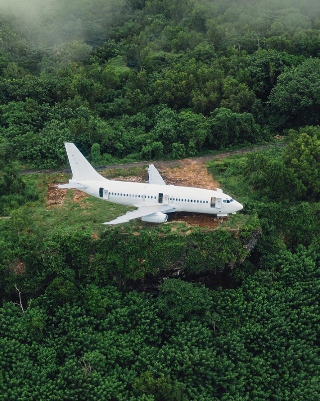 Chiếc máy bay đậu trên một vách đá cao khoảng 150 mét so với mực nước biển trở thành một trong những điểm đến gây chú ý ở Bali thời gian gần đây. Thực chất nó là một chiếc Boeing 737 cũ, được cải tạo làm khách sạn có tầm nhìn hướng đại dương. Dù chưa mở cửa đón khách, máy bay đã thu hút nhiều travel blogger đến check in, chụp ảnh 'sống ảo'. (Ảnh: Instagram koming.darmawan)