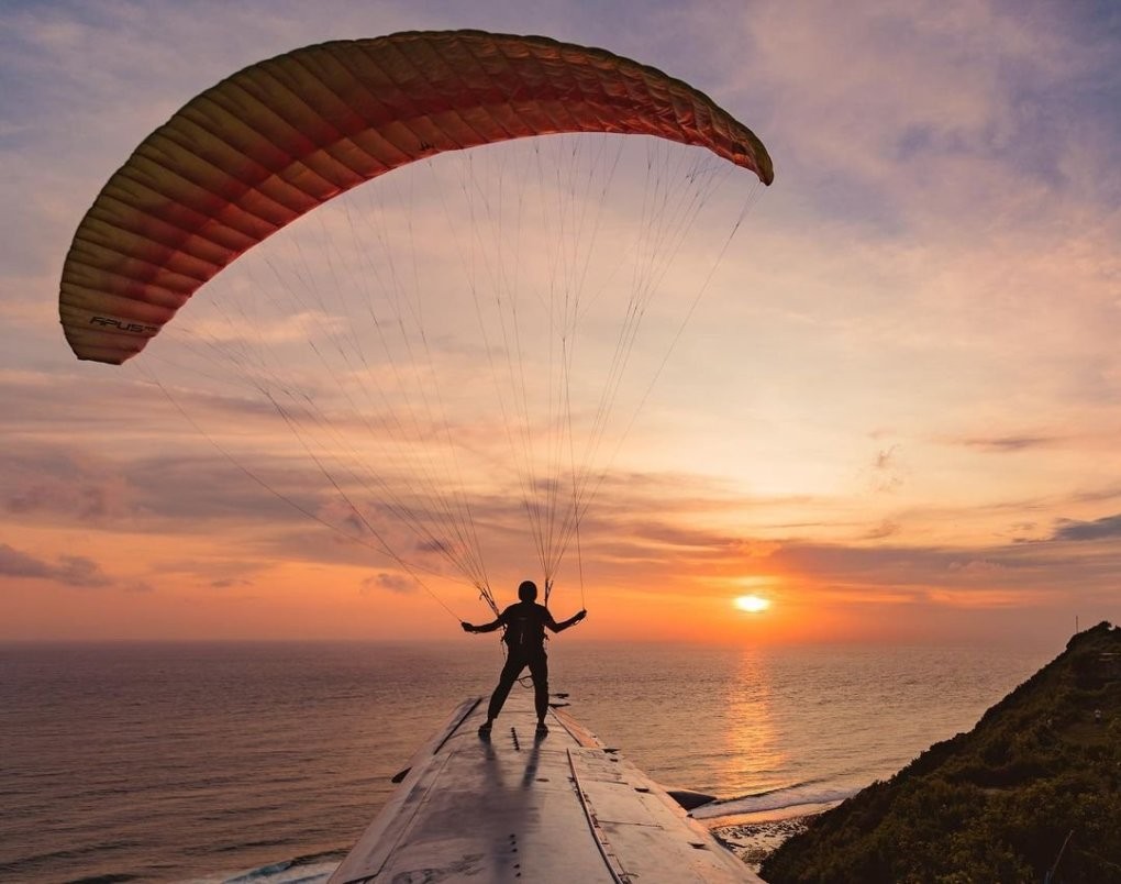 Đây cũng là nơi lý tưởng để ngắm hoàng hôn trên biển. Người ưa mạo hiểm có thể nhảy dù từ cánh máy bay. Hoặc chỉ cần đổi góc chụp, bạn sẽ tậu những bức ảnh ấn tượng. (Ảnh: Instagram koming.darmawan)