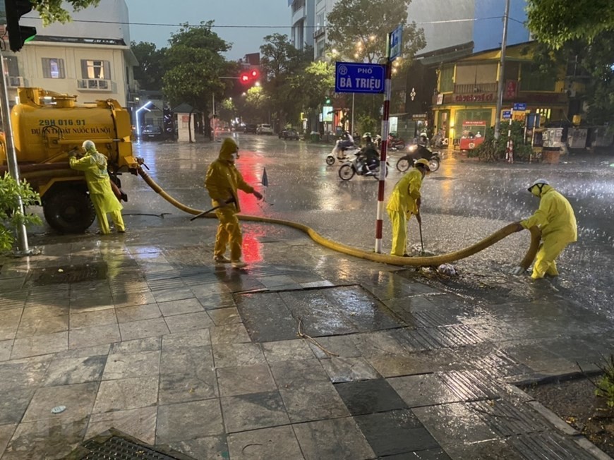 Dự báo thời tiết đêm nay và ngày mai (10-11/8): Hà Nội, Bắc Bộ, Thanh Hóa, Nghệ An mưa to đến rất to, cảnh báo ngập lụt; miền Nam mưa to cục bộ