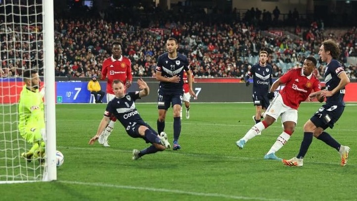 Man Utd: Anthony Martial tỏa sáng rực rỡ; Ronaldo lỡ tiền thưởng; MU du đấu toàn thắng