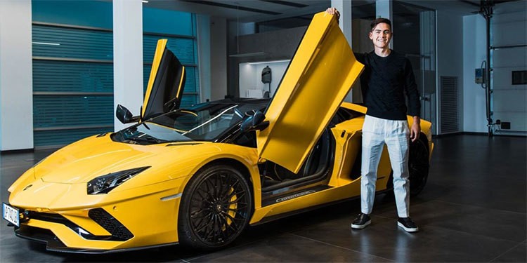 Tân binh Paulo Dybala của AS Roma có bộ sưu tập xe trị giá hơn 2,7 triệu bảng. Trong số này có chiếc Lamborghini 395.000 bảng. Ngôi sao người Argentina chỉ cần xỏ giày ra sân thi đấu 4 giờ, 29 phút 43 giây là đủ tiền chi trả bộ sưu tập xe khi nhận 11,54 triệu bảng mỗi mùa. Năm ngoái, Dybala ra sân 1.132 phút (gần 18,9 giờ).