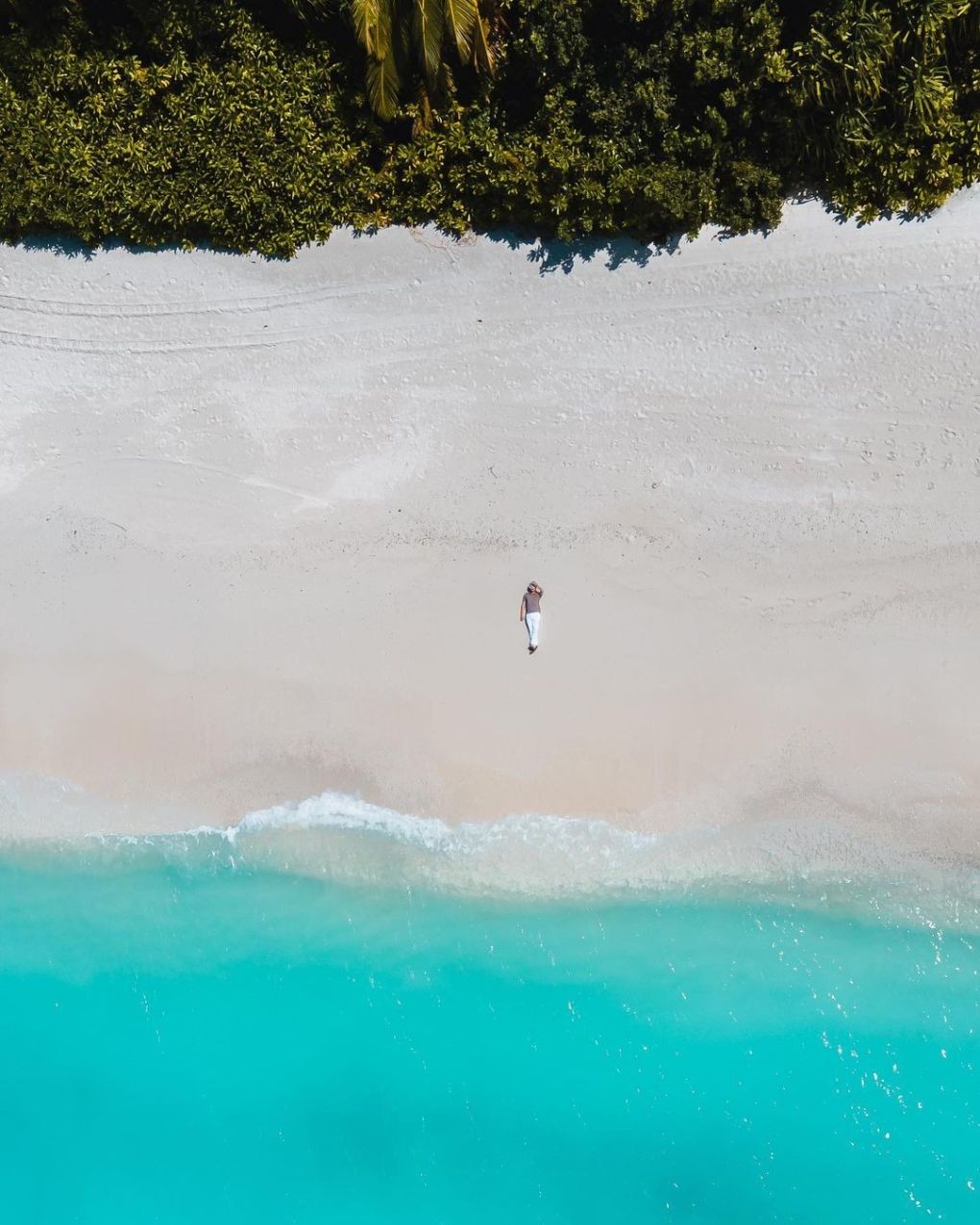 Từng nhiều lần tới Maldives nhưng lần nào Quang Vinh cũng không khỏi ngỡ ngàng, choáng ngợp với cảnh đẹp thiên nhiên của nơi đây. Anh cho biết, Maldives là thiên đường dưới hạ giới, nên đến nhiều lần trong đời. Thời điểm này (từ tháng 5 đến tháng 10) là mùa mưa ở Maldives nhưng thi thoảng cũng có những ngày nắng đẹp, nước biển xanh ngắt. Quang Vinh may mắn tận hưởng những ngày đẹp trời ở hòn đảo này.