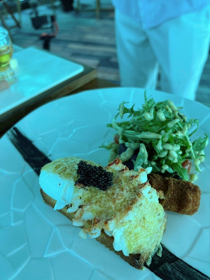 Thực đơn chủ yếu là các món kết hợp ẩm thực địa phương và đồ Âu với món chủ đạo là salad tôm hùm, bưởi, dừa non, củ sen; phi lê cá hồi áp chảo với risotto quinoa; cá chẽm phi lê áp chảo ăn kèm măng tây... Quang Vinh dành lời khen cho món trứng egg benedict tôm hùm 'siêu đỉnh'.