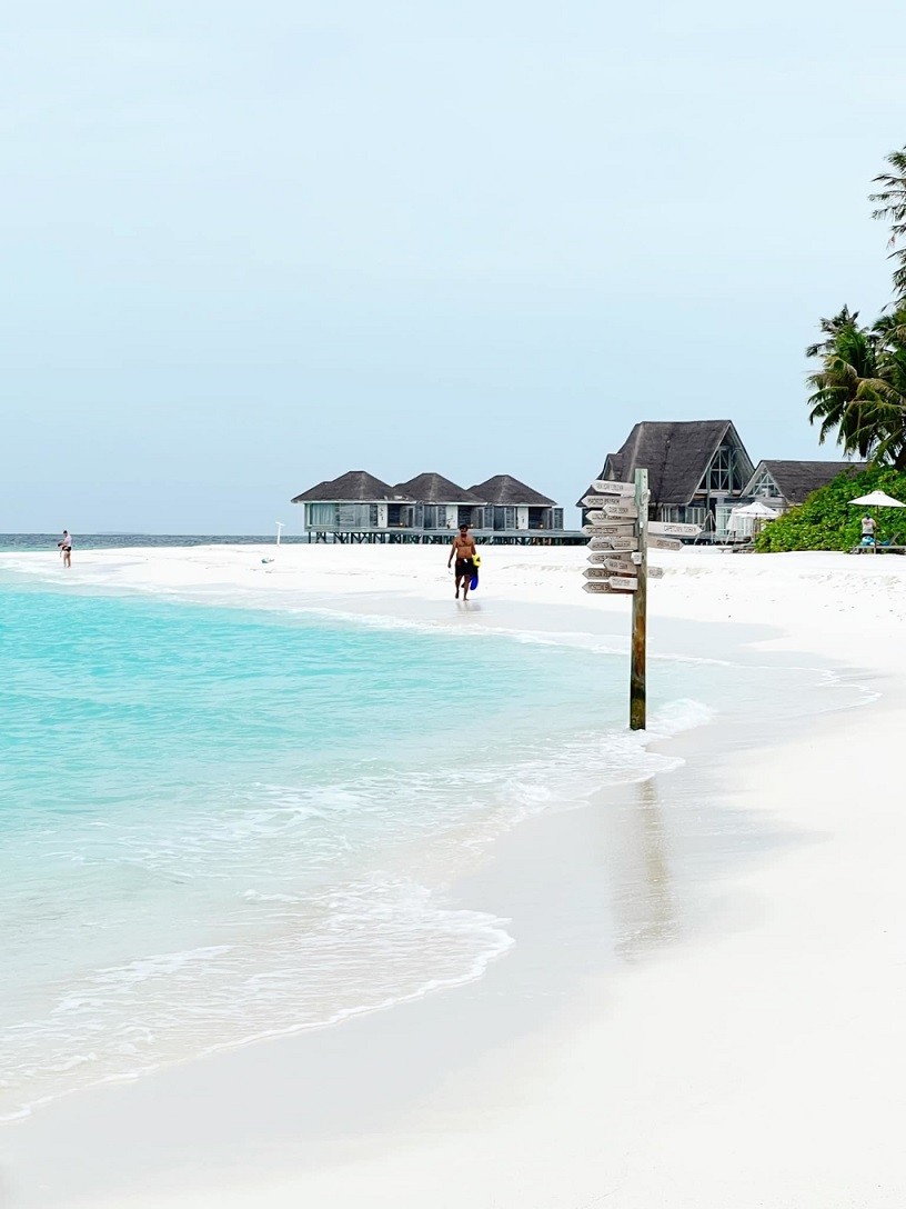 Resort tọa lạc ở đảo Kihavah Huravalhi xinh đẹp thuộc khu vực quần đảo san hô Baa Atoll. Với cảnh quan thiên nhiên hoang sở cùng hệ sinh thái động thực vật đa dạng, nơi đây nằm trong khu bảo tồn sinh quyền được UNESCO công nhận.