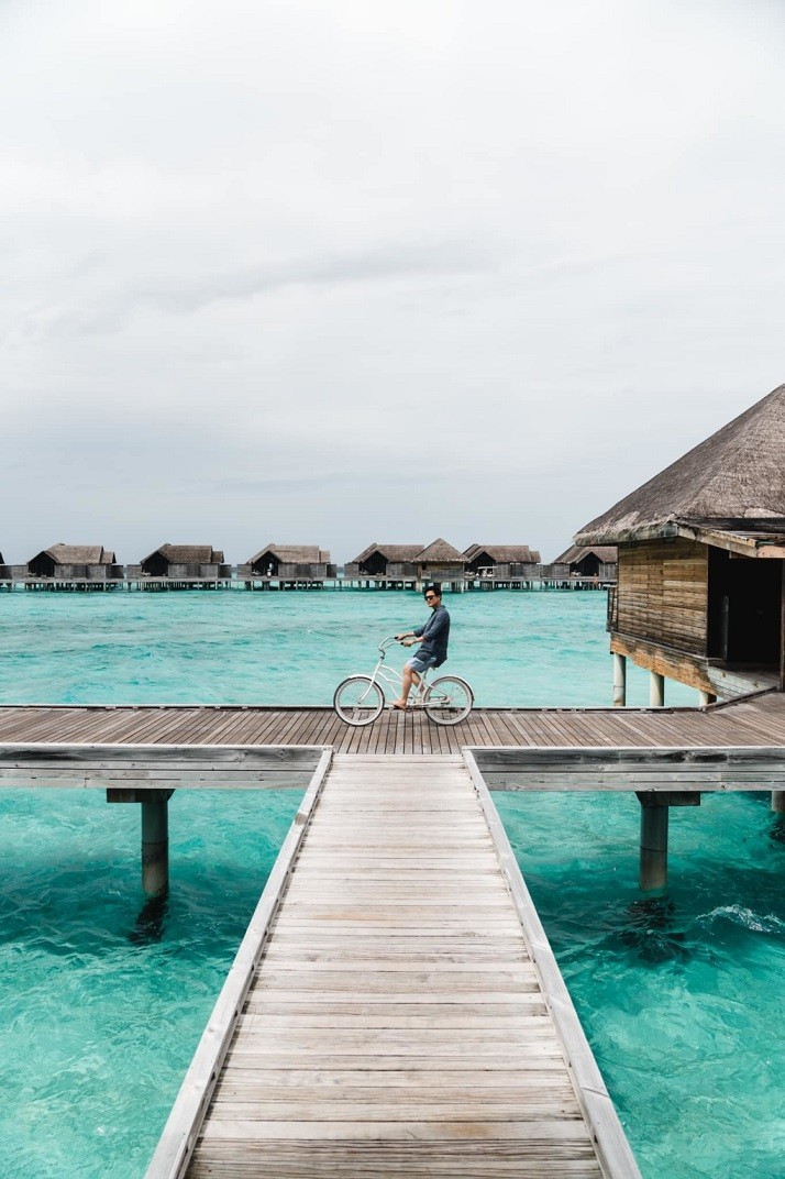 Khu vực này cũng gần với vịnh Hanifaru, địa điểm được mệnh danh là 'thiên đường cho snorkeling và lặn biển'. Quang Vinh lựa chọn một số hoạt động nhẹ nhàng như đạp xe quanh resort, nằm ngắm hoàng hôn từ ban công căn villa của mình.