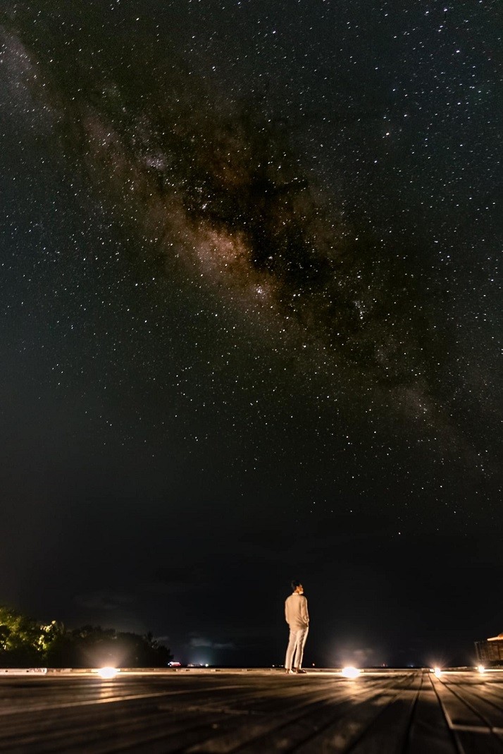 Hoàng tử sơn ca' còn may mắn được chiêm ngưỡng bầu trời đầy sao ngay ở resort của mình. 'Vinh vừa nhắc làm sao để ngắm được milky way (dải ngân hà), bước ra xem thử thì thấy luôn. Lên hình đẹp như ảnh ghép', anh nói.