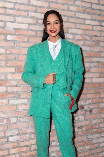 Mỹ nhân Đắk Lắk nổi bật tại họp báo nhờ bộ trang phục theo phong cách menswear thiết kế trên tông xanh. Mỹ nhân Đắk Lắk nổi bật tại họp báo nhờ bộ trang phục theo phong cách menswear thiết kế trên tông xanh.