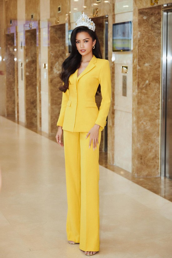 Trang phục giới nữ công sở thành đạt ưa chuộng cũng được Ngọc Châu chọn mặc trong nhiều hoạt động sau khi đăng quan. Trang phục giới nữ công sở thành đạt ưa chuộng cũng được Ngọc Châu chọn mặc trong nhiều hoạt động sau khi đăng quan.