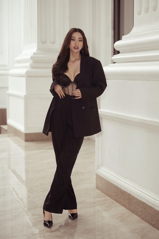 Hòa cùng trào lưu diện suit mỹ nhân Việt ưa chuộng, Lương Thùy Linh thể hiện style gợi cảm với lối phối áo corset xuyên thấu. Hòa cùng trào lưu diện suit mỹ nhân Việt ưa chuộng, Lương Thùy Linh thể hiện style gợi cảm với lối phối áo corset xuyên thấu.