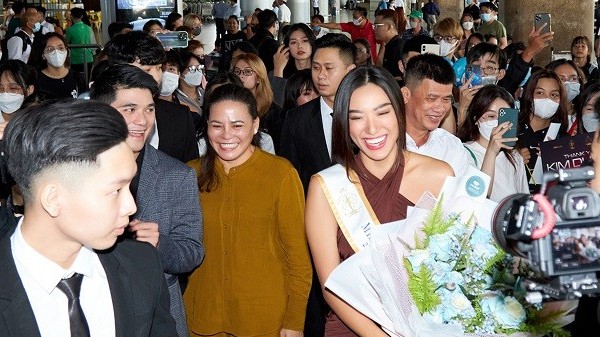 Á hậu Kim Duyên về nước trong 'vòng tay' người hâm mộ