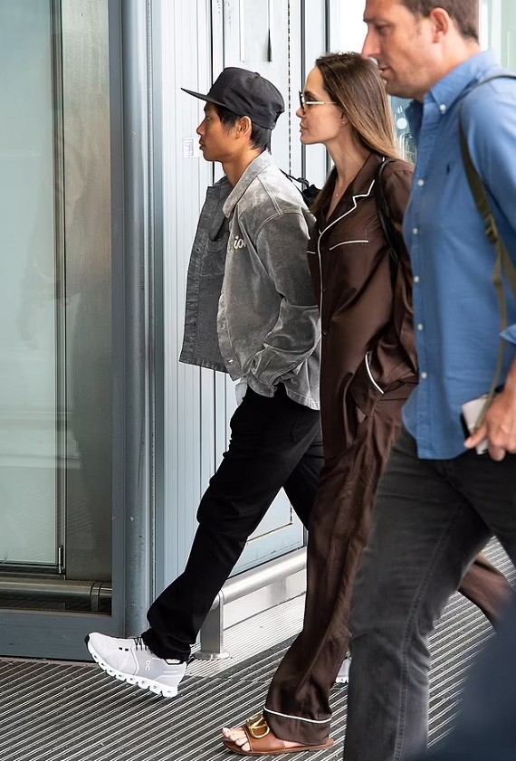 Anh: Angelina Jolie cùng con trai nuôi Pax Thiên xuất hiện ở sân bay London