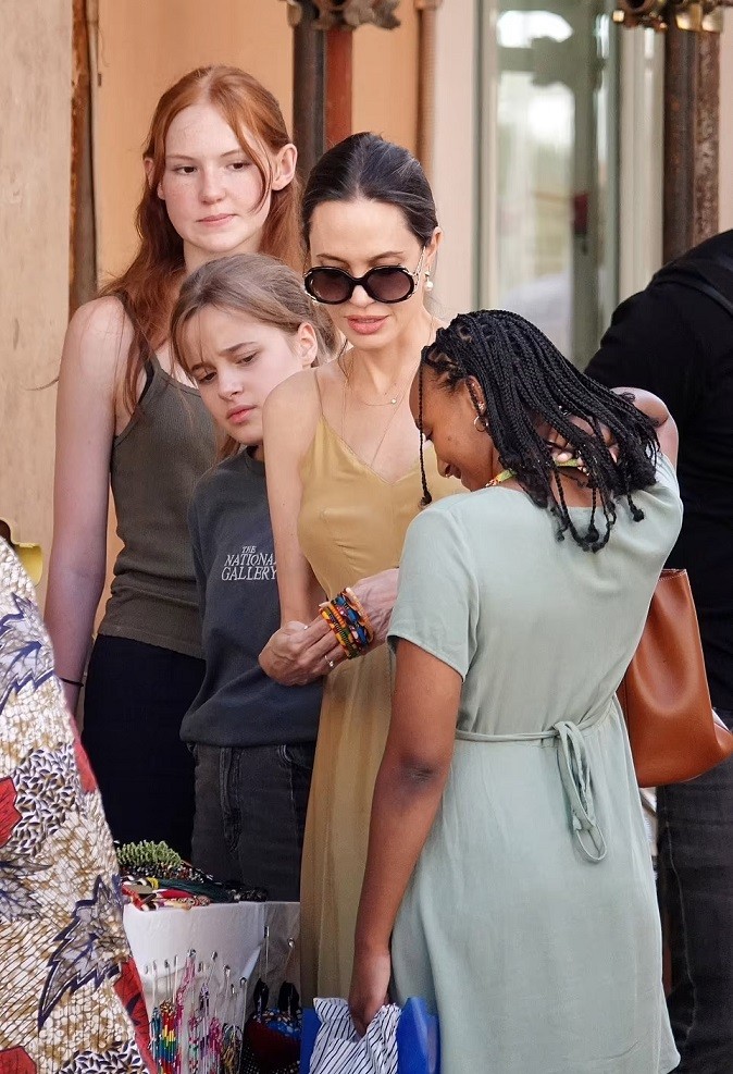 Anh: Angelina Jolie cùng con trai nuôi Pax Thiên xuất hiện ở sân bay London