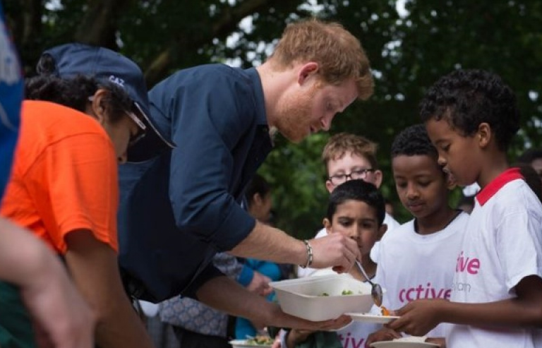 Những hình ảnh đẹp của Hoàng tử Harry khi vui đùa cùng trẻ con