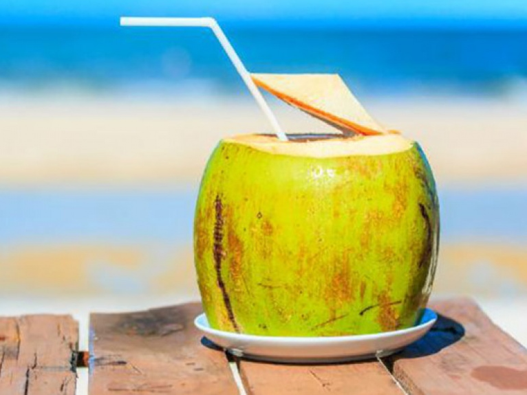 Có nên uống nước dừa hàng ngày?