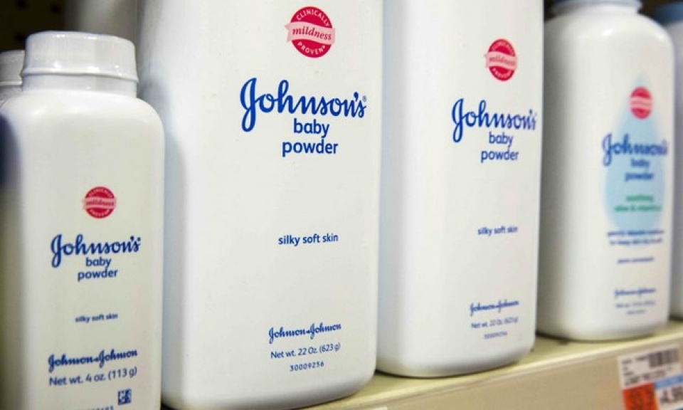 Johnson & Johnson phải bồi thường 417 triệu USD cho khách hàng johnson johnson phai boi thuong 417 trieu usd cho mot nu khach hang