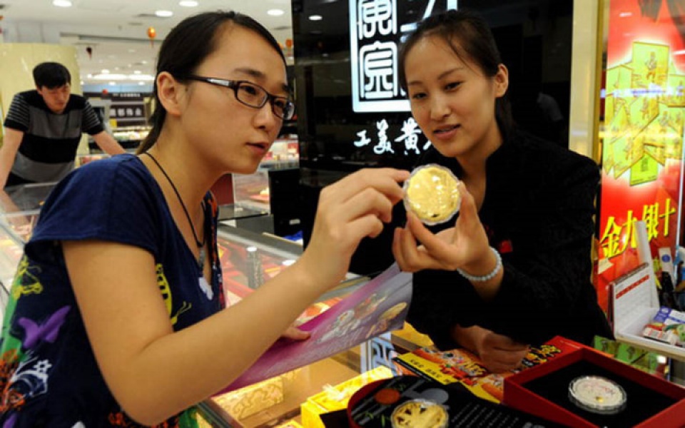 sung sot truoc nhung chiec banh trung thu bang vang rong