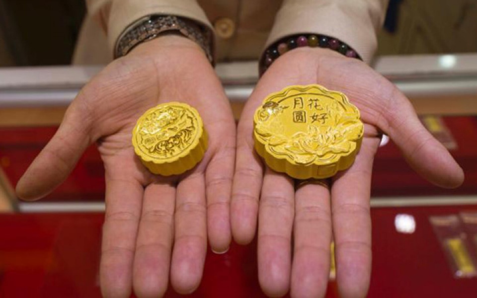 sung sot truoc nhung chiec banh trung thu bang vang rong