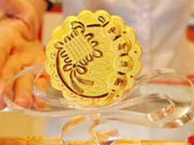 Sửng sốt trước những chiếc bánh Trung thu bằng vàng ròng