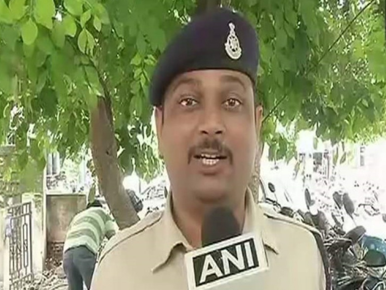 Cảnh sát Ấn Độ ôm bom chạy 1km để cứu 400 học sinh