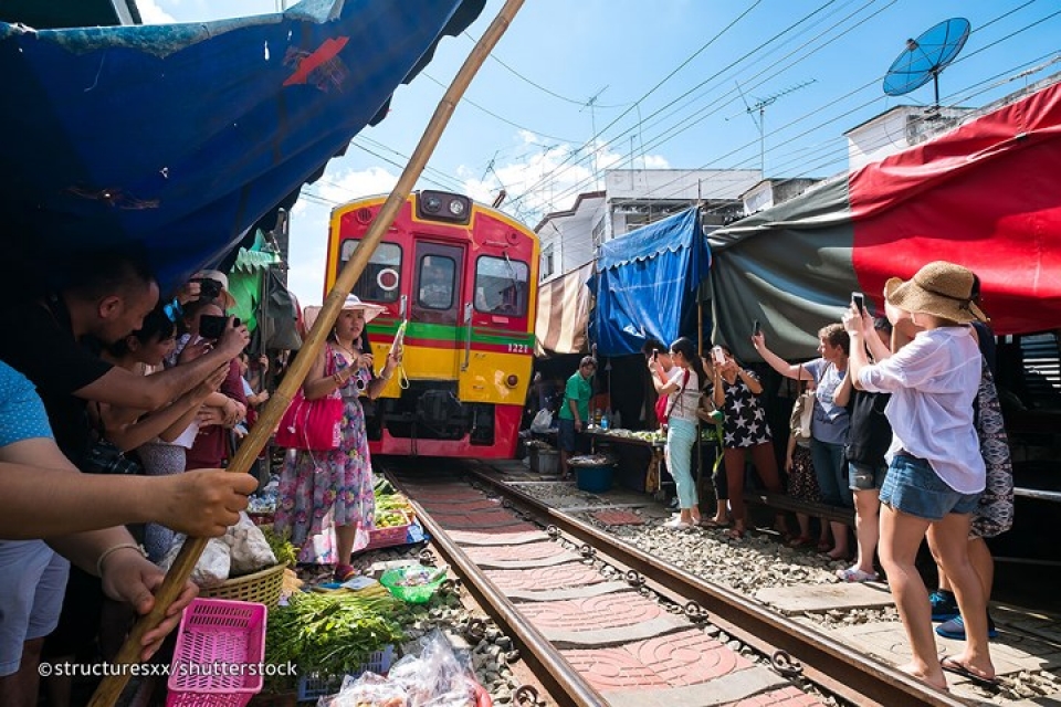 Cận cảnh khu chợ ngay cạnh đường sắt nguy hiểm nhất thế giới can canh khu cho ngay canh duong sat nguy hiem nhat the gioi