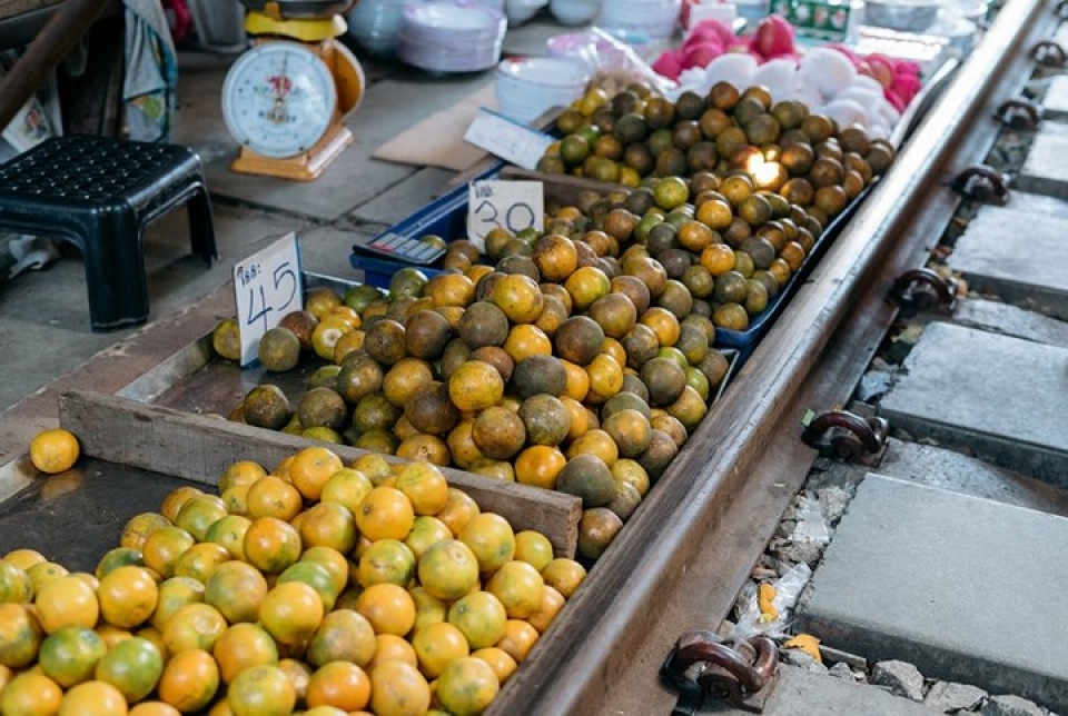 Cận cảnh khu chợ ngay cạnh đường sắt nguy hiểm nhất thế giới can canh khu cho ngay canh duong sat nguy hiem nhat the gioi