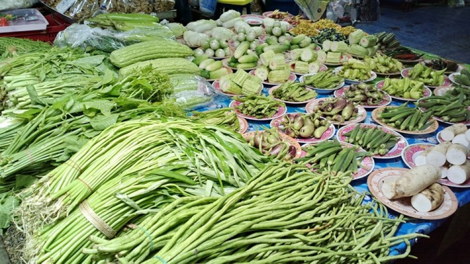 Cận cảnh khu chợ ngay cạnh đường sắt nguy hiểm nhất thế giới can canh khu cho ngay canh duong sat nguy hiem nhat the gioi