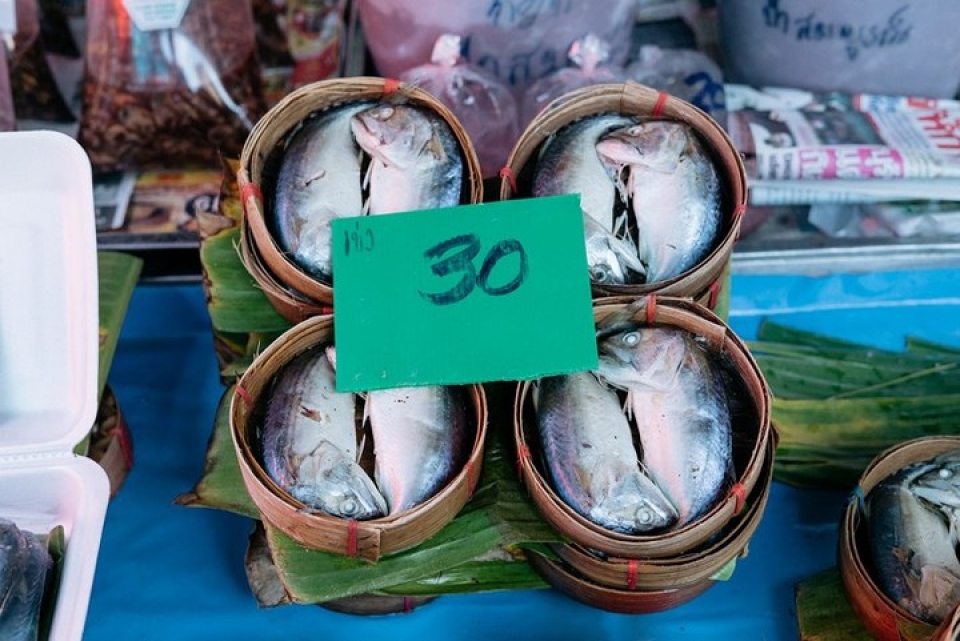 Cận cảnh khu chợ ngay cạnh đường sắt nguy hiểm nhất thế giới can canh khu cho ngay canh duong sat nguy hiem nhat the gioi