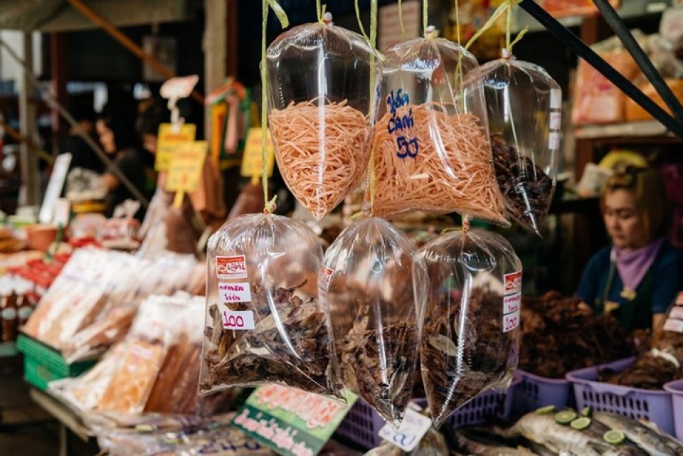 Cận cảnh khu chợ ngay cạnh đường sắt nguy hiểm nhất thế giới can canh khu cho ngay canh duong sat nguy hiem nhat the gioi