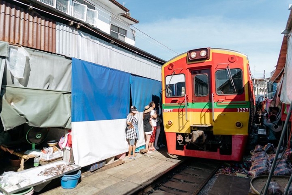 Cận cảnh khu chợ ngay cạnh đường sắt nguy hiểm nhất thế giới can canh khu cho ngay canh duong sat nguy hiem nhat the gioi