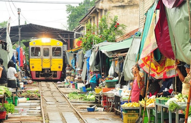 Cận cảnh khu chợ ngay cạnh đường sắt nguy hiểm nhất thế giới