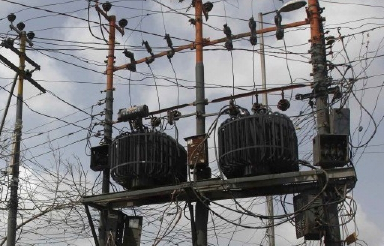 Giữa trời nóng 50 độ C, dân Iraq phải "cắn răng" chịu cảnh thiếu điện