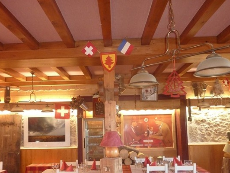 Khách sạn đa quốc gia, ngủ 1 đêm "check-in" hai nước Pháp - Thụy Sỹ