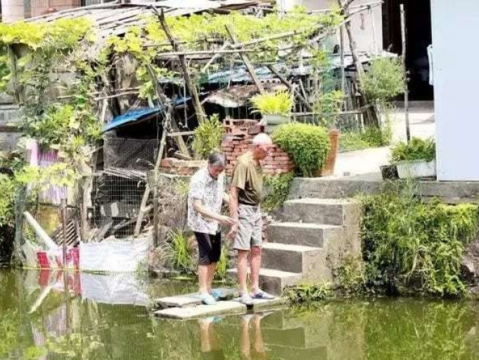 Hai cha con được cùng một cụ ông cứu sống, sau 30 năm