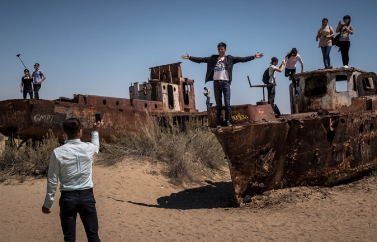 Biển kín cạn khô, thị trấn cảng tấp nập khách du lịch