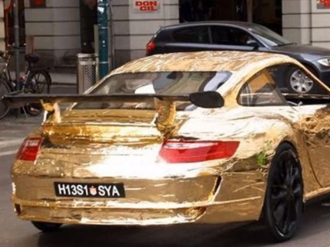 Nhìn qua tưởng siêu xe đắt đỏ, ai ngờ là xe đạp 4 bánh hóa trang