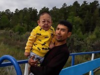 nin tho cho giai cuu be 2 tuoi roi xuong gieng sau 100m