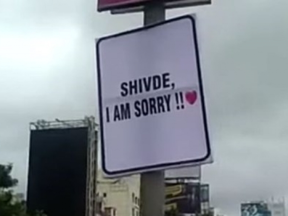 Dán 300 tấm áp phích trong một đêm để xin bạn gái tha thứ