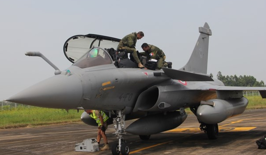 Cận cảnh chiến đấu cơ Rafale của Pháp tại sân bay Nội Bài