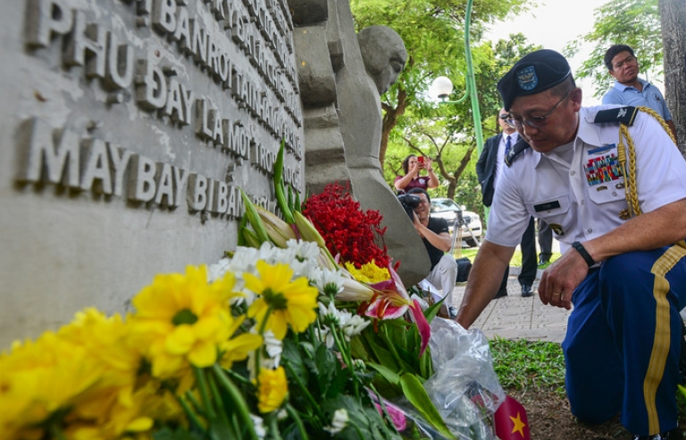 Đại sứ Mỹ đặt hoa tưởng niệm Thượng nghị sĩ John McCain ở Hà Nội