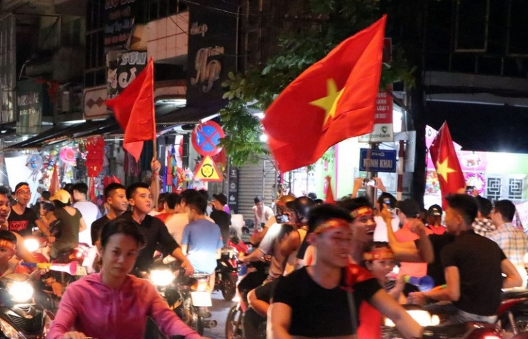 Hình ảnh cờ đỏ sao vàng cháy rực các con đường khắp đất nước