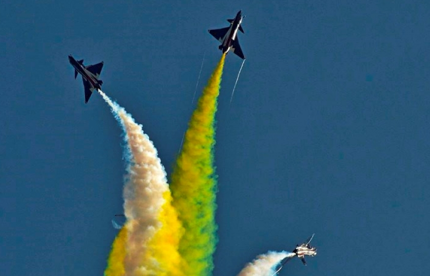 Tiêm kích MiG-29 bay đội hình bậc thang trên bầu trời ngoại ô Moscow